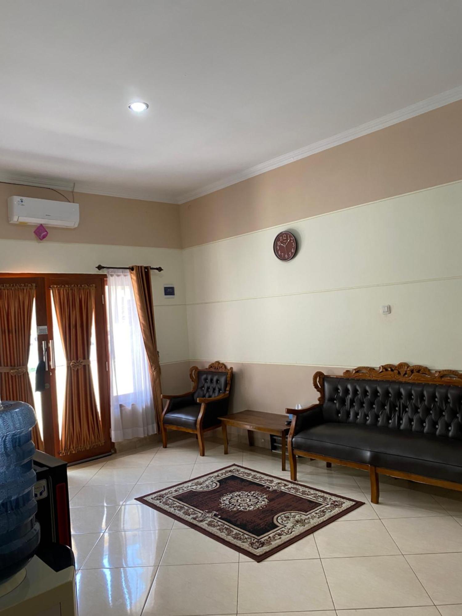 Adiputra Guesthouse 2 By Homiq Ngabean Eksteriør billede