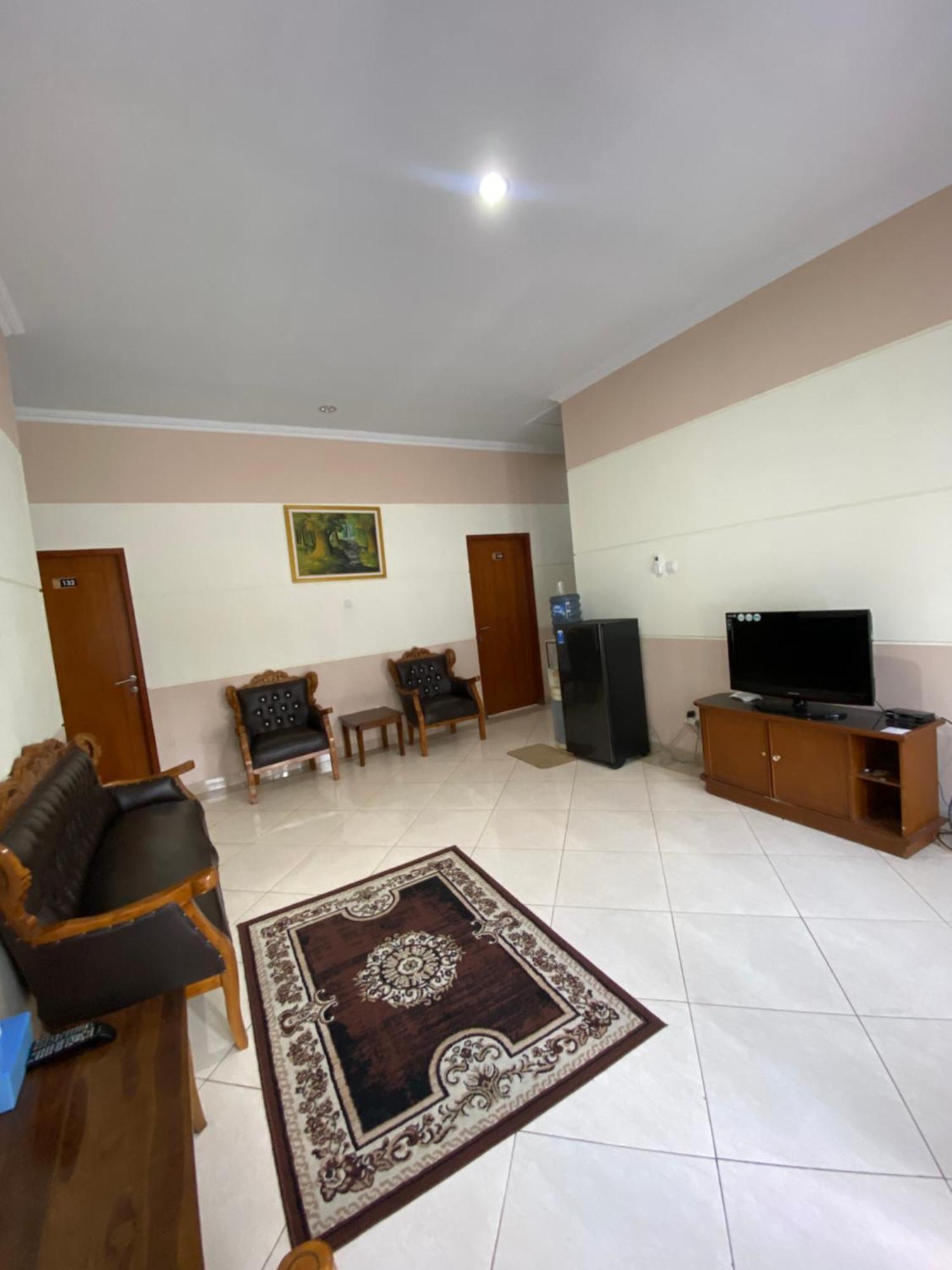 Adiputra Guesthouse 2 By Homiq Ngabean Eksteriør billede